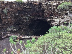 Auf dem Bild ist ein großes Loch im Felsen zu sehen - der Eingang zu der Cueva de los Verdes.